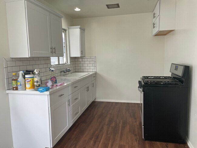 Kitchen - 4012 Van Buren Pl