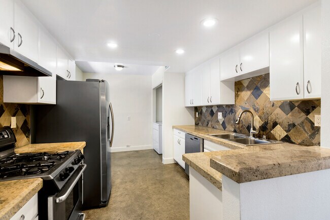Kitchen w/ Breakfast Area - 11706 Montana Ave