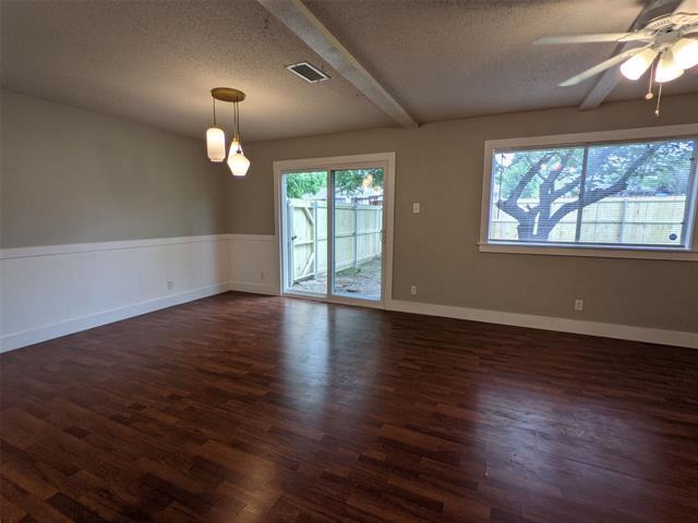 Foto del edificio - 2121 Travis Dr