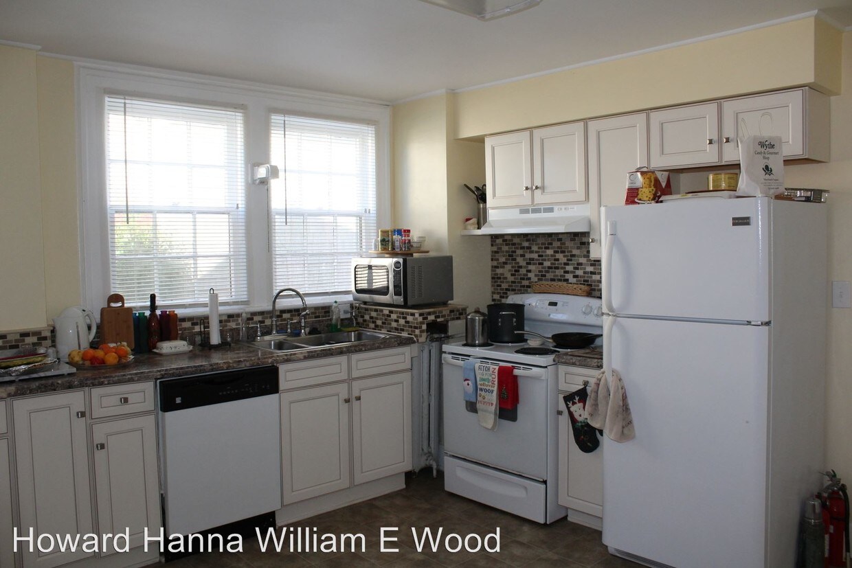 Building Photo - 1020 Larchmont Cres
