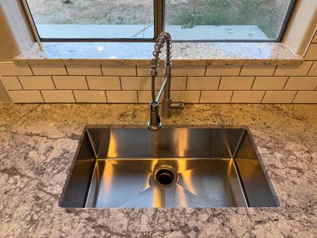 Building Photo - 506 E Townley Ave