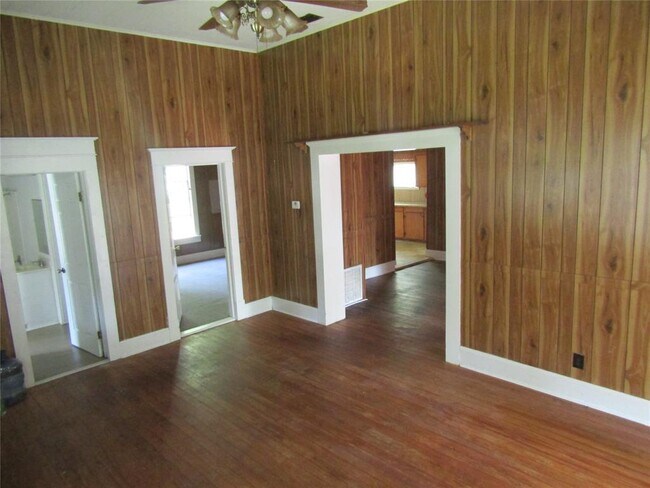 Building Photo - 312 Martha Ave