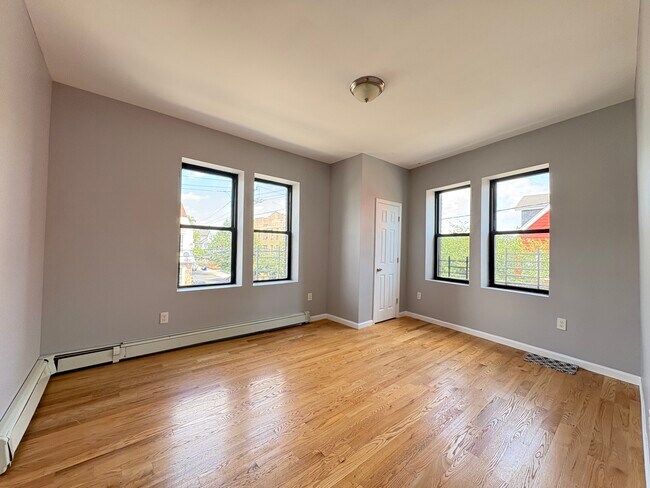 Foto del edificio - 296 Renner Ave