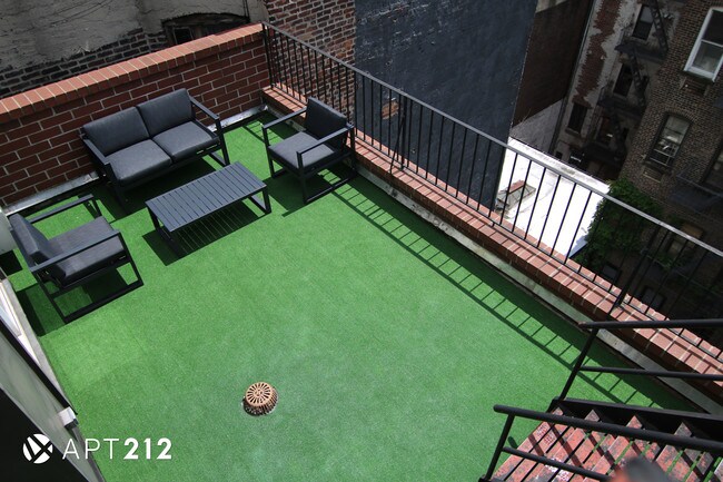 Foto del edificio - 228 E 10th St