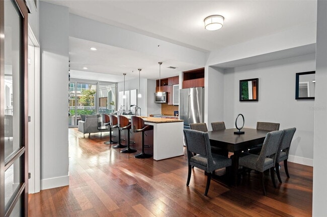 Building Photo - Modern 2 Bed/2 Bath Condo