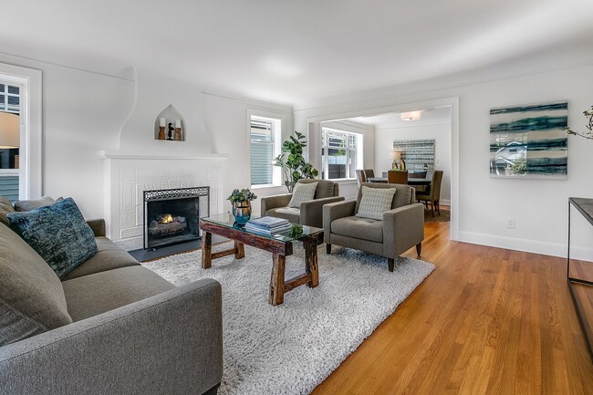 Foto del edificio - Queen Anne Craftsman - Available September...