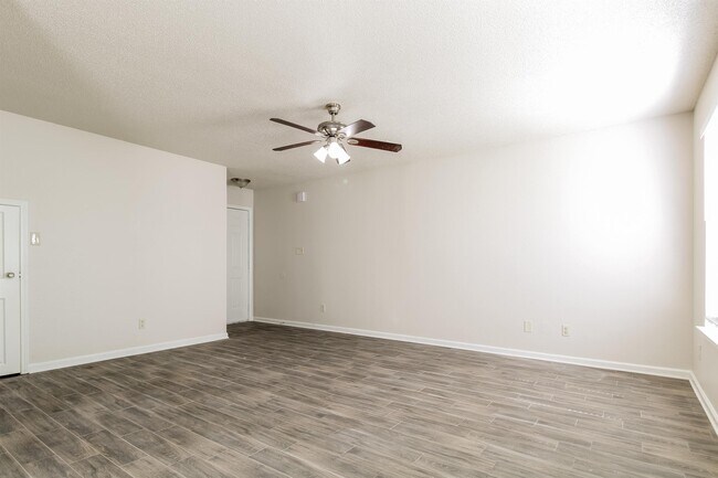 Building Photo - 4660 Royal View Dr