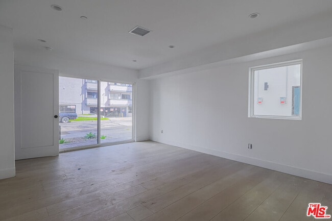 Building Photo - 11814 Gilmore St