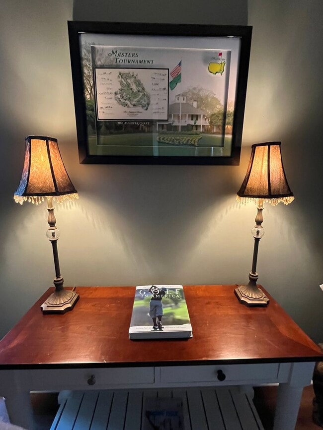 Foto del edificio - Home Away From Home - Furnished Rental