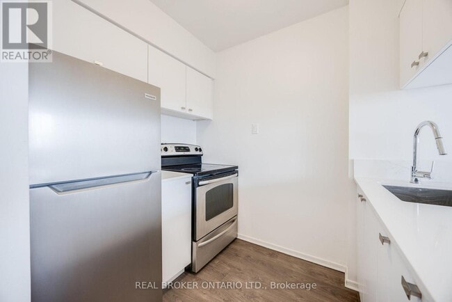 Building Photo - 105 McCaul St