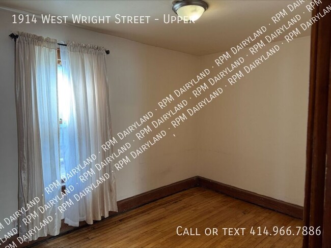 Foto del edificio - Classic 2-Bedroom Apartment with Old-World...