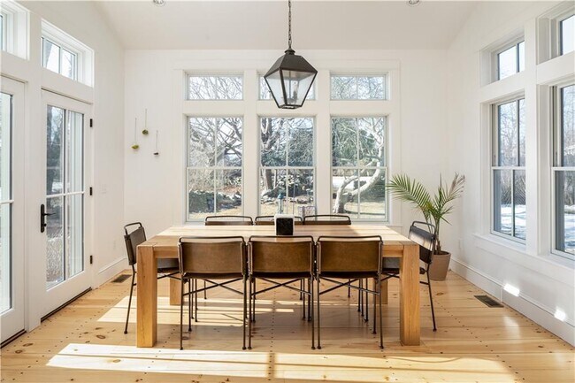 Building Photo - 10 Sachuest Dr