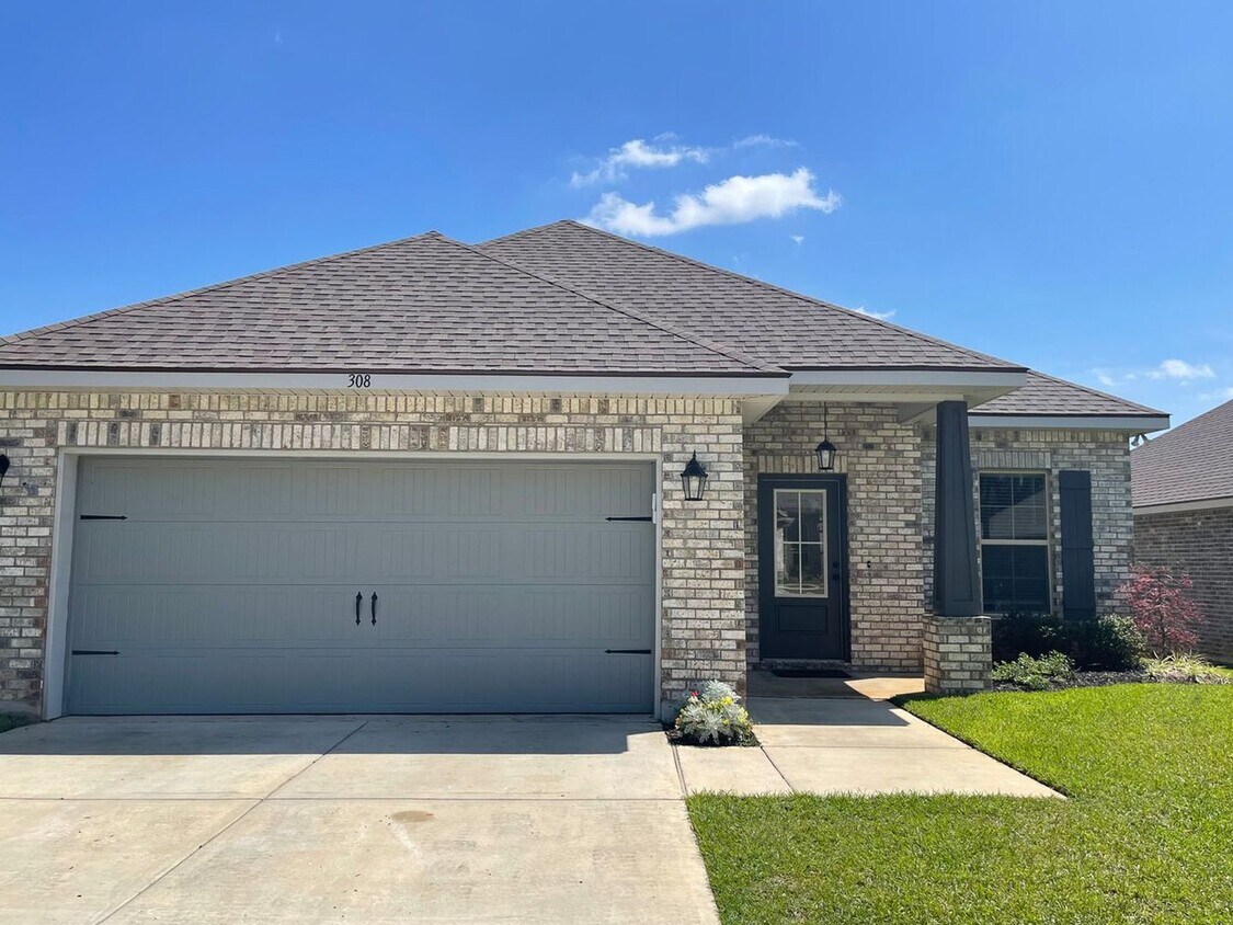 Foto principal - 3 Bedroom, 2 bathroom in Twin Beech Estate...