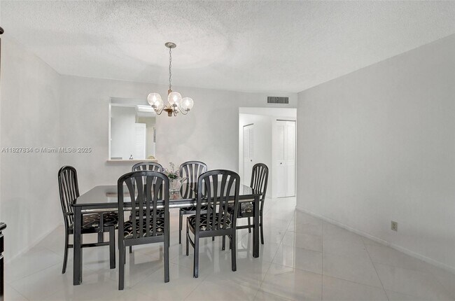 Foto del edificio - 7300 Lake Cir Dr