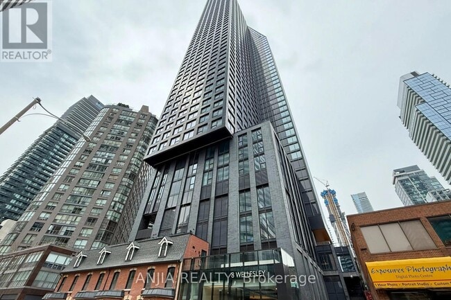Building Photo - 8-2718 Wellesley St W