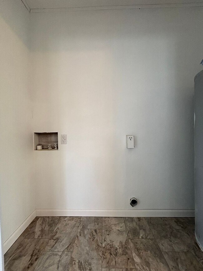 Building Photo - Available Now 2 bed 1 bath Duplex in Ozark