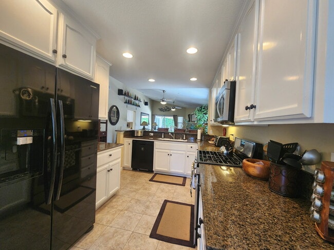 Building Photo - 2585 Greenwood Ln