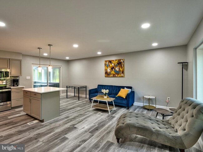 Building Photo - 8118 Comet Dr