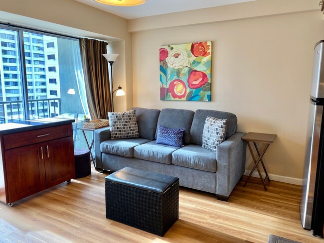 Foto del edificio - 30 DAY MINIMUM - FULLY FURNISHED ALL UTILI...