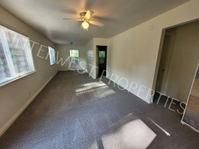 Building Photo - Cozy 3 bd House in Oregon City with Garage, Storage, & W/D Hookups!