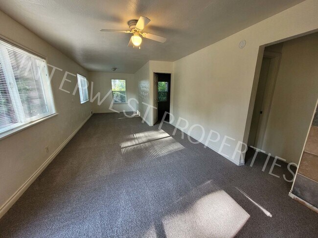 Foto del edificio - Cozy 3 bd House in Oregon City with Garage, Storage, & W/D Hookups!