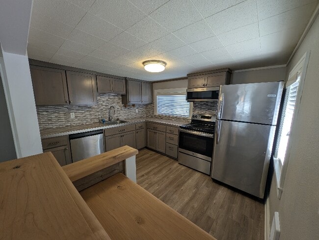 Foto del edificio - 12995 NE Carl Rd