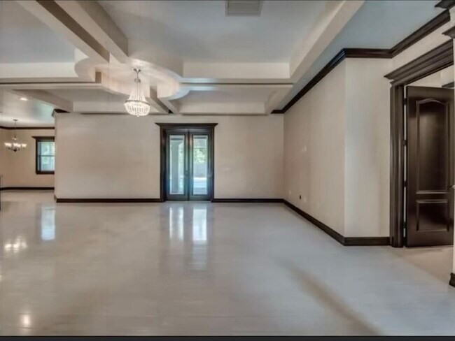 Building Photo - 4 Bedroom, 2 living rooms, 4 full baths, w...