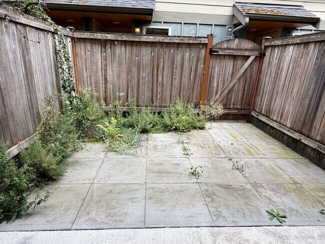 Foto del edificio - Highland Park Townhome w/ 3BR/2BA at over 1,000 Sq Ft!