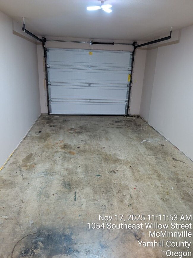 Building Photo - 1054 SE Willow St