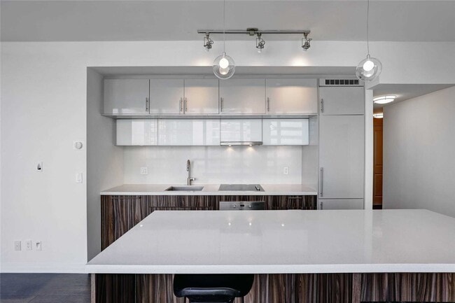 Building Photo - 8 Mercer St