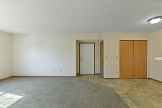 Building Photo - Emerald Lakes