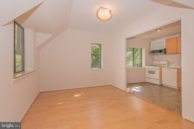 Foto del edificio - 1665 Parkcrest Cir
