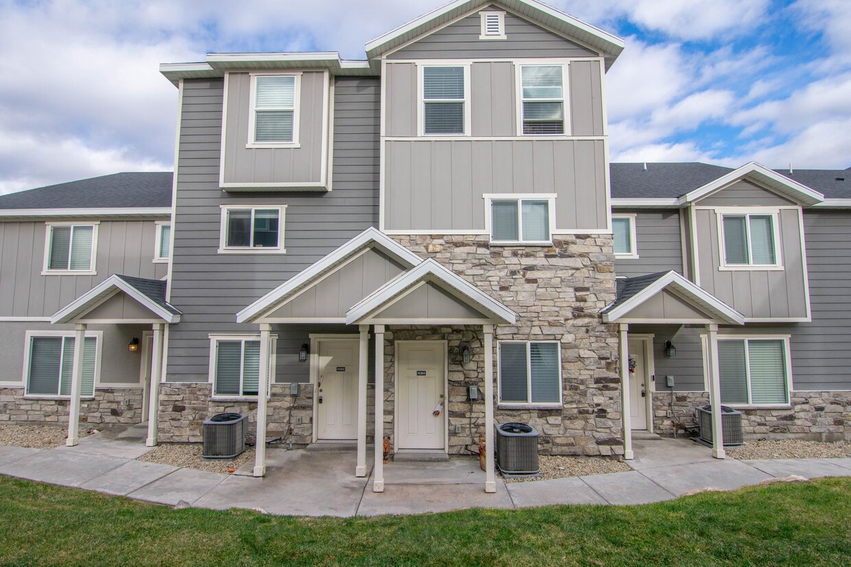Primary Photo - Gorgeous 3-Story Townhomes in The Overlook...