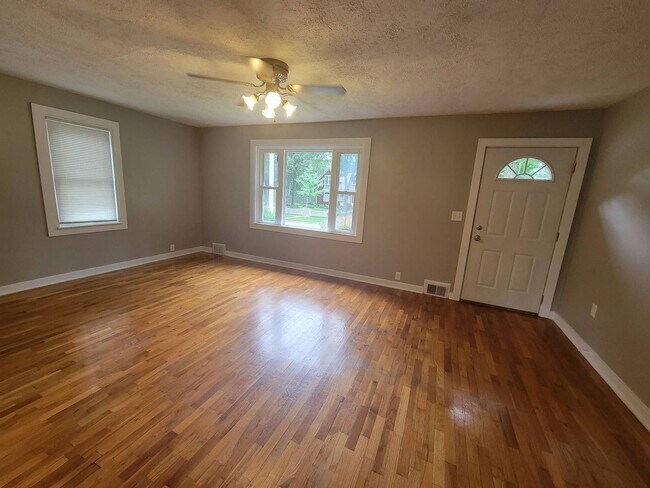 Foto del edificio - Three Bedroom Home in Marshall