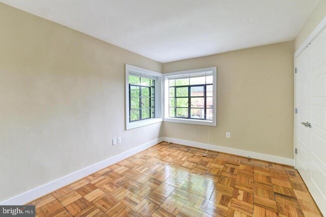 Foto del edificio - 2911 Newark St NW