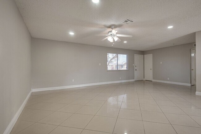 Foto del edificio - Charming Single-Story Home with Open Living Spaces and Large Backyard in Las Vegas