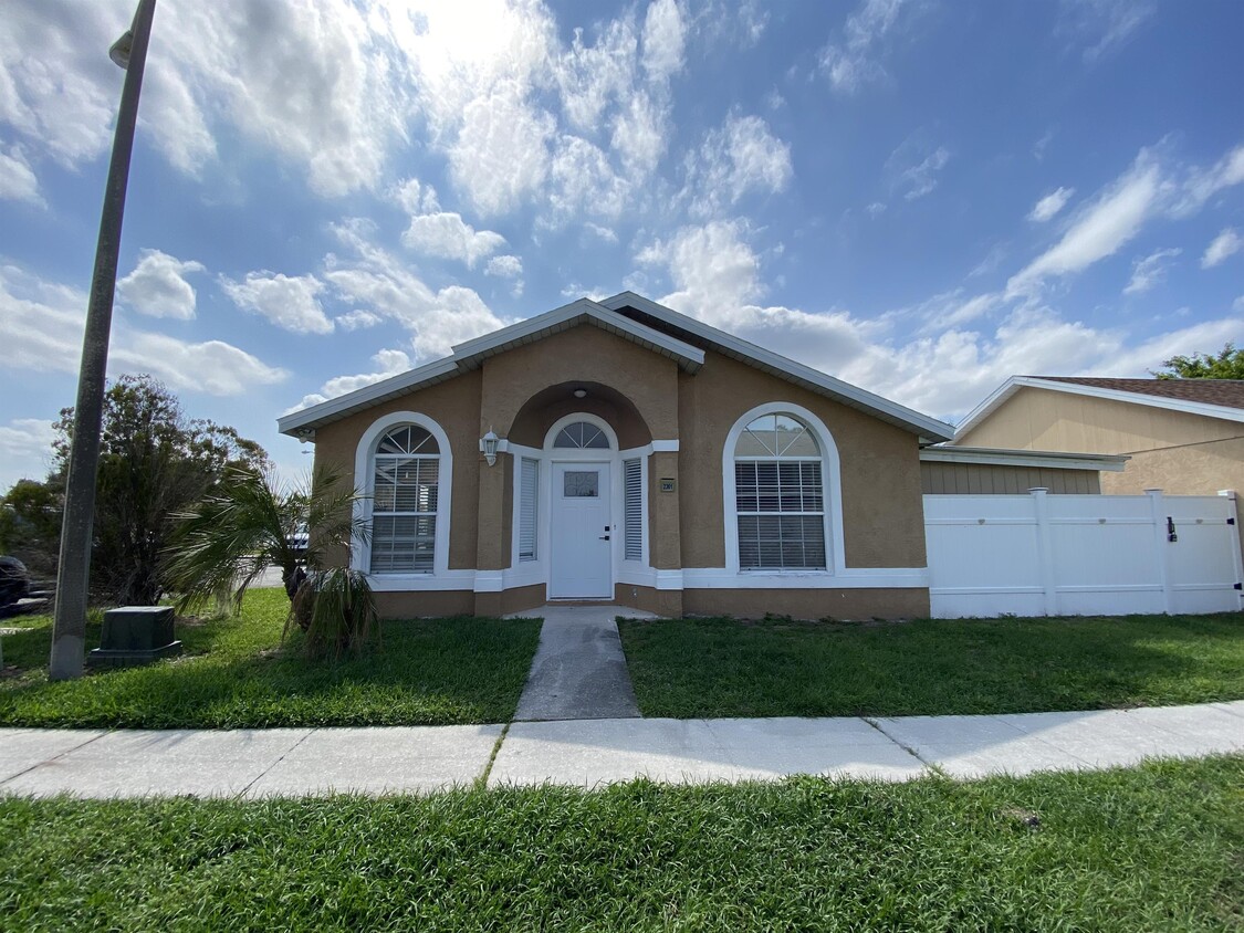 Primary Photo - 2361 Harbor Town Dr