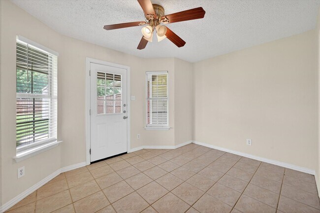Foto del edificio - Spacious Denton Home with Dual Primary Suites & Oversized Lot!