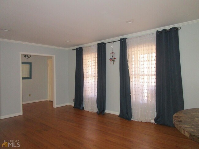 Building Photo - 2061 Rainbow Dr SW