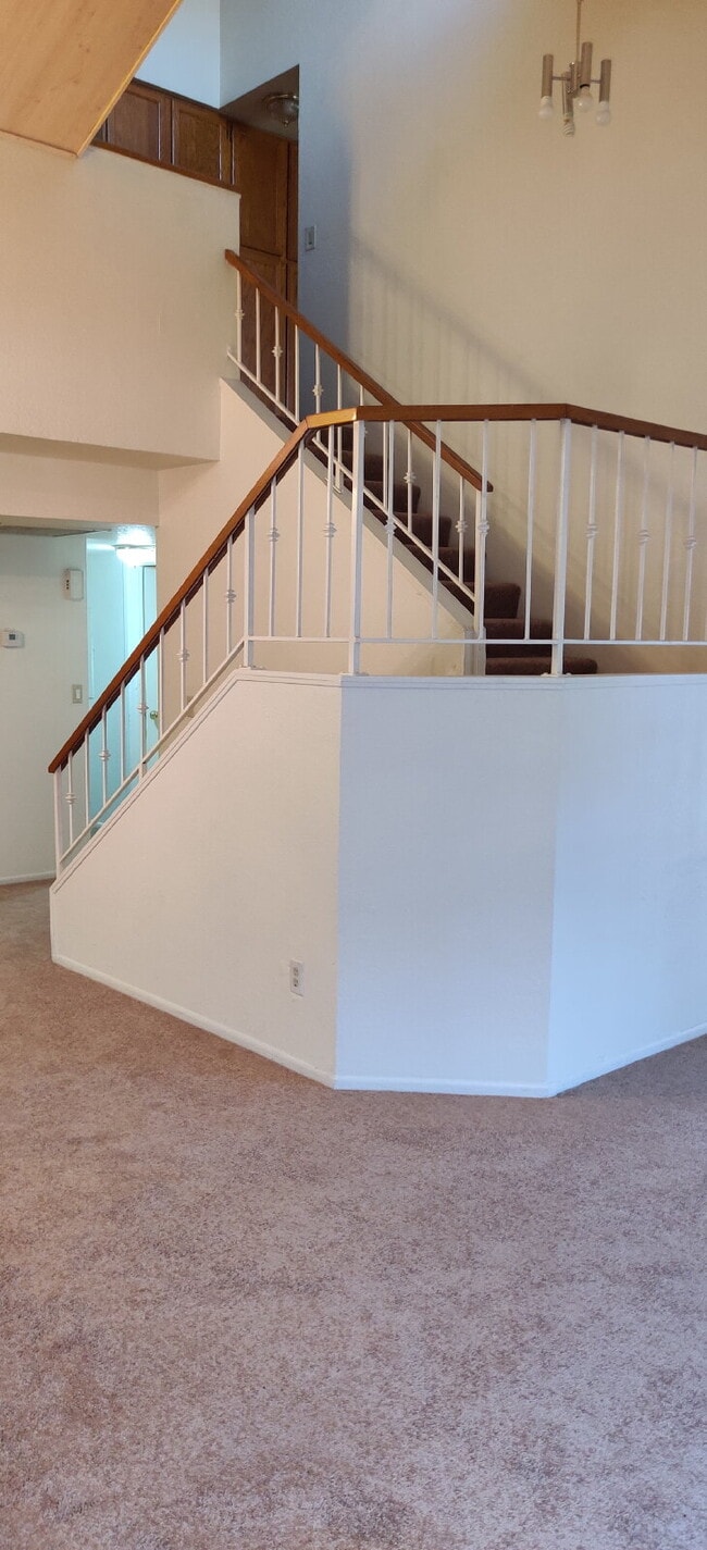 Building Photo - 3 bedroom 2 bathroom townhome available fo...