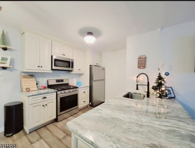 Building Photo - 811 Sierra Dr