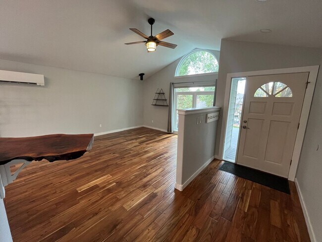 Building Photo - 2807 NE Lotno Dr