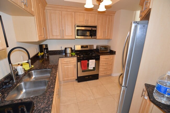 Foto del edificio - Fully Furnished, 1 Bd / 1 Ba Luxury Condo