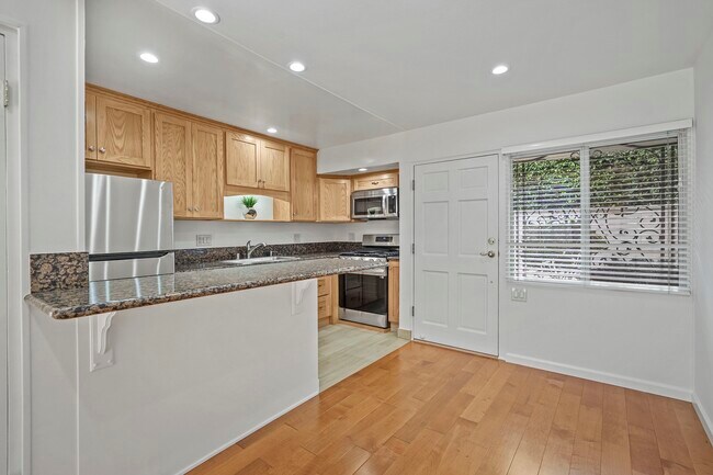Kitchen - 271 S Church Ln