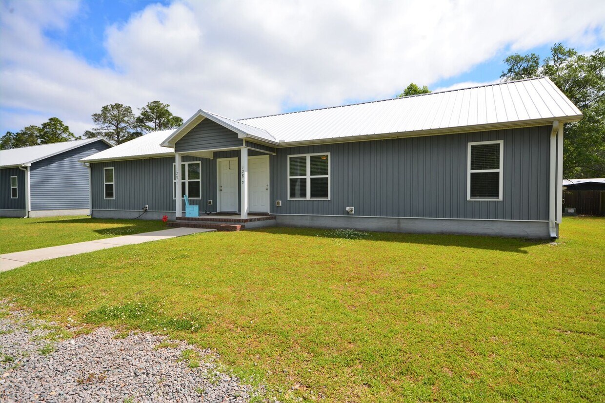 Primary Photo - 2 Bedroom 2 Bath Duplex on Quiet Street in...