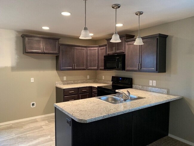 Building Photo - Beautiful home built in 2019 located in Re...