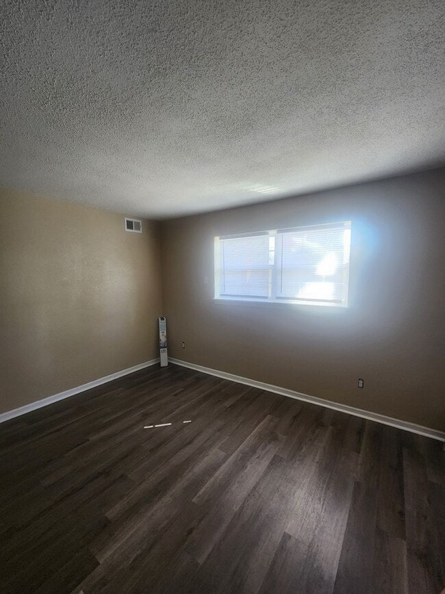 Building Photo - 2 Bedroom 2 bath  AQpartment