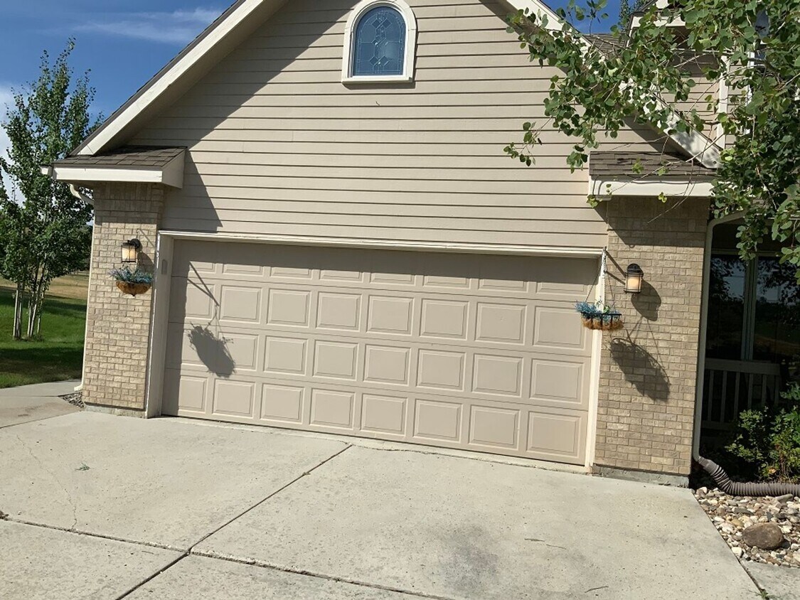 Primary Photo - Short term lease on fully furnished house
