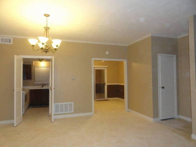 Building Photo - 11710 Southlake Dr