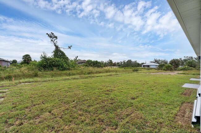 Building Photo - Brand new Duplex stocked with upgrades